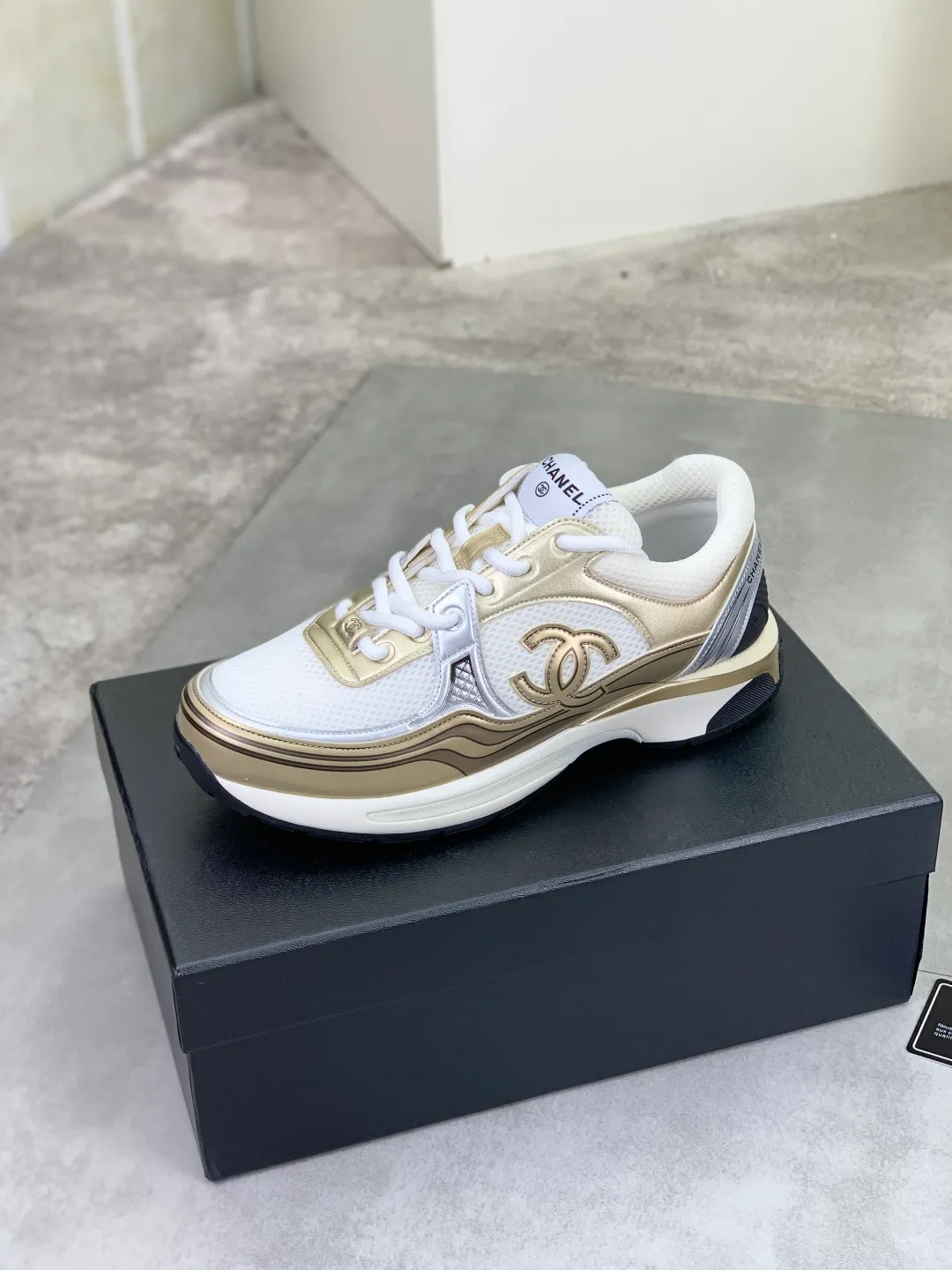Men's Men's Shoes P620 New Chanel Chanel 25K Silver Horn Golden Horn King Casual Sports Shoes Original purchase and development Made by Xiaoxiang C Home Another super popular item in the counter, loved by Internet celebrity bloggers and ladies, various praises on social platforms, super popular, textured, breathable and super spring and summer. Seeing this issue always arouses the inner desire of fashion among girls. The latest suede material, classic black and white color, full of fashionable feeling on the feet. Easy to take care of, exquisite packaging at the delivery counter🛍📦 ▪️Fabrics: Original customized imported cowhide + mesh ▪️Inner lining: Customized imported breathable mesh ▪️Sole: Original molded rubber foam material ▪️Sole thickness: 4.5CM ▪️Size: 38-44